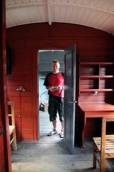 DSC_7320_2.jpg - Služební vůz vždy tvořila část s oddílem pro vlakvedoucího (na fotce je Fili, ne strojvedoucí:-)), kde vykonával kromě sledování návěstí také množství úředních výkonů. Druhý oddíl služebního vozu sloužil k přepravě zavazadel.