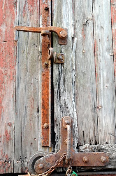 DSC_7363_1.jpg - Vůz je velmi jednoduché konstrukce - lehký kovový rám se dvěma monoblokovými nápravami a celodřevěnou skříní. Nebyl vybaven žádnou brzdou, pouze pro případ roztržení háku měl pojistné řetězy s háky, kterými se spojoval se sousedními vozy.