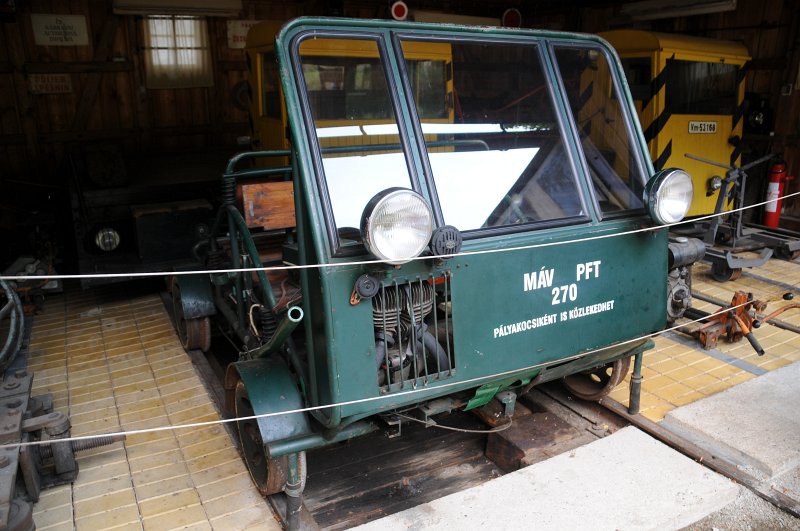 DSC_7545.JPG - Motorová lavicová drezína MÁV-PFT 270 byla vyrobena v Maďarské republice roku 1960. Sloužila k rychlé přepravě většího počtu pracovníků po železnici.