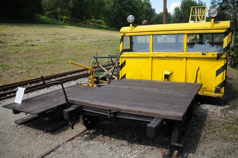 DSC_7563.JPG - Drážní vozík pro dopravu nářadí a meteriálu k údržbě a opravám trati. Tyto vozíky se po kolejích tlačily ručně. vyrobený kolem roku 1903.