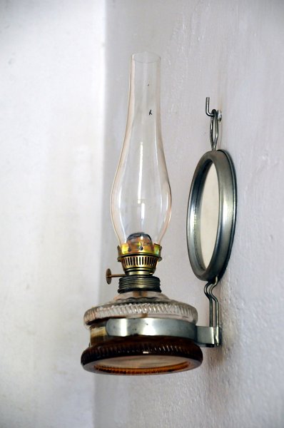 DSC_7591_1.jpg - Petrolojevá lampa se zrcadlem, které zvyšovalo svit.