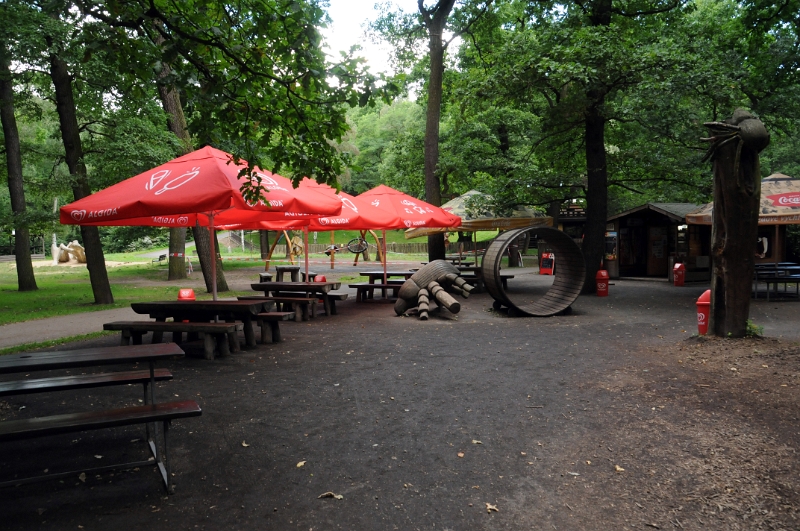 DSC_0318_1.jpg - U dětského hřiště je i stánek s občerstvením a všimněte si i hovnivála, který si valí svou kuličku.