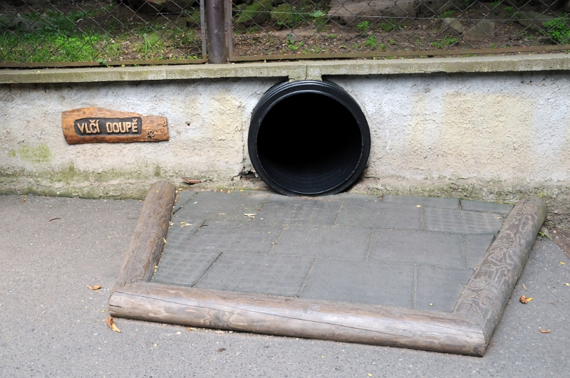 DSC_0372_1.jpg - Jaké je to ve vlčí noře si děti (i dospělí) mohou vyzkoušet pod výběhem pro vlky.