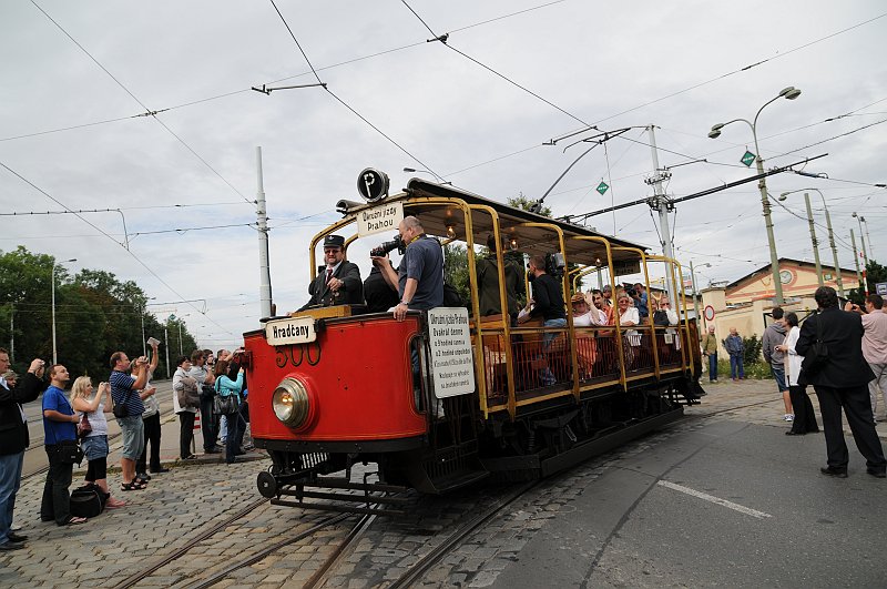 DSC_8308.JPG - Letní otevřený motorový vůz z roku 1913 – evidenční číslo 500 a jeho pasažéři.