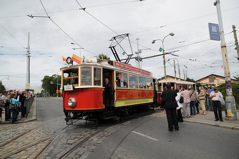 DSC_8317.JPG - Nejstarší provozovaná tramvaj s evidenčním číslem 240 oslavila 29.2.2008 výročí 100 let. Do dnes je využívána na okružní jízdy nebo pronajímána pro zvláštní účely. Vůz byl vyroben ve firmě František Ringhoffer a jeho zařazení do provozu v síti Elektrických podniků proběhlo právě před vice než sto lety, 29. února 1908.