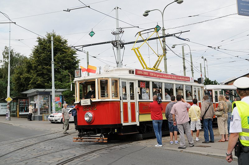 DSC_8334.JPG - Motorový vůz historické tramvaje evidenční číslo 2272 s vlečnými vozy 1201 a 1200.