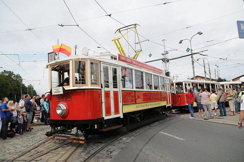 DSC_8337.JPG - Motorový vůz historické tramvaje evidenční číslo 2272 s vlečnými vozy 1201 a 1200.