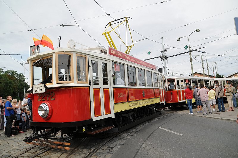 DSC_8339.JPG - Motorový vůz historické tramvaje evidenční číslo 2272 s vlečnými vozy 1201 a 1200.