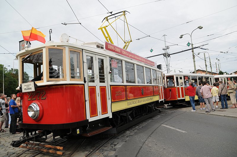 DSC_8340.JPG - Motorový vůz historické tramvaje evidenční číslo 2272 s vlečnými vozy 1201 a 1200.