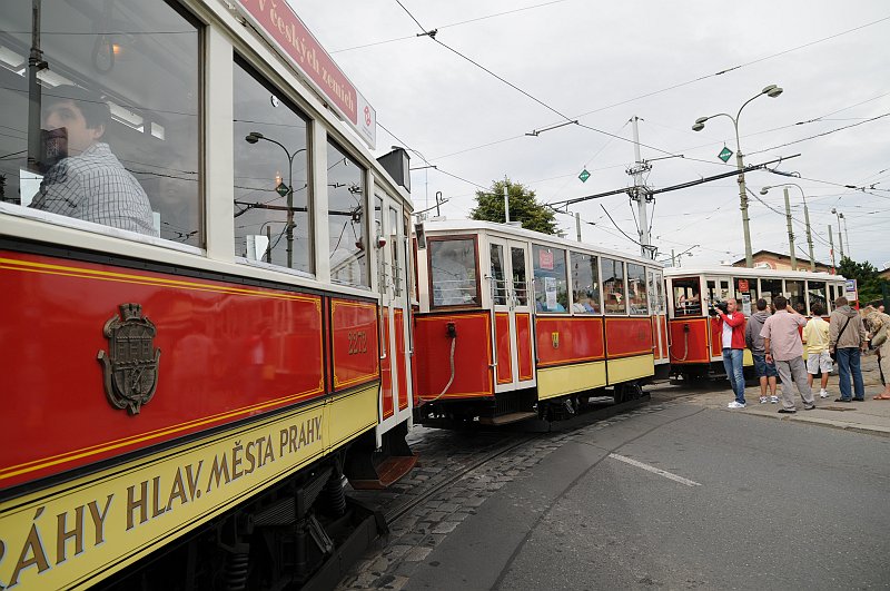 DSC_8341.JPG - Motorový vůz historické tramvaje evidenční číslo 2272 s vlečnými vozy 1201 a 1200.