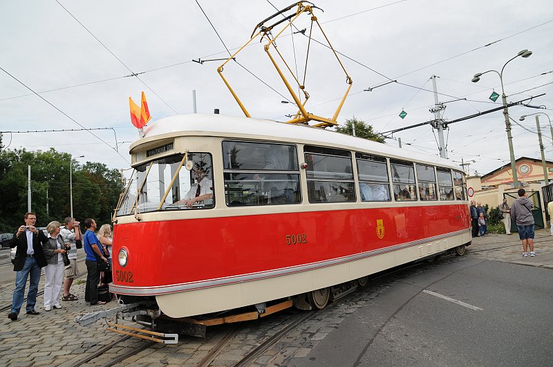 DSC_8370.JPG - Místo sedaček se ve vozech tatry T1 nacházely dvě podélné koženkové lavice (ostravské vozy měly koženkové sedačky v příčném uspořádání). Posledním městem, kde tramvaje T1 byly v běžném osobním provozu, byla Plzeň, kde poslední vozy dojezdily 4. dubna 1987.
