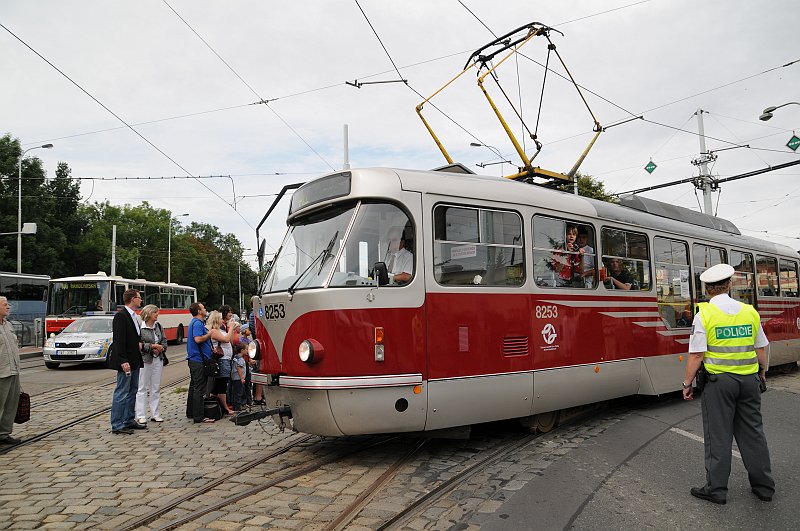 DSC_8378.JPG - Tatra T3R.PLF (používá se též označení T3R.PVN) je novostavba částečně nízkopodlažní tramvaje vycházející z typu Tatra T3.Tento typ je spolu s vozy Vario LF tramvajovými nadšenci často nazýván „wana“. Je to z důvodu tvaru pomyslného podélného řezu vozu, který má nízkopodlažní část uprostřed.