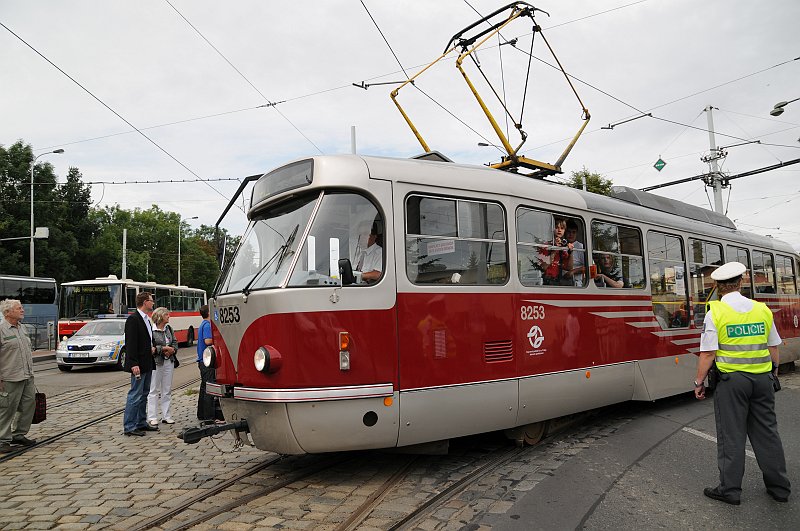 DSC_8379.JPG - Prvním vozem měla být (a také je) nízkopodlažní tramvaj T3R.PLF. Ta nemohla být spřažena s druhým vozem tohoto typu, protože je přibližně o 1 m delší než původní vozy T3, a tak by mohly vyvstat provozní problémy (např. nedostatečná délka zastávkových ostrůvků). Jako druhý vůz soupravy tak byla určena tramvaj T3R.PV, která má shodnou délku s „té trojkou“.Všechny vyrobené vozy T3R.PLF jsou tzv. papírovými rekonstrukcemi starších vozů T3. Ve skutečnosti byly z těchto vyřazovaných tramvají použity pouze doklady a některé drobné součástky.