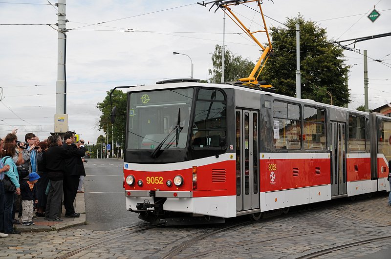 DSC_8380.JPG - KT8N2 je model tříčlánkového částečně nízkopodlažního tramvajového vozu, který vznikl modernizací československé tramvaje Tatra KT8D5. Hlavní změnou oproti původnímu typu je nový střední článek s nízkopodlažní částí a také nová elektrická výzbroj.