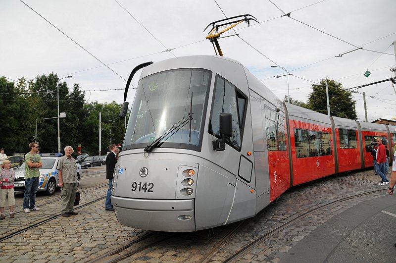 DSC_8386.JPG - Škoda 14T. „Elektra“. Škoda 14T je částečně nízkopodlažní pětičlánková tramvaj vyráběná plzeňskou společností Škoda Transportation a od roku 2006 provozovaná v Praze. V médiích bývá často označována Porsche podle výrobcem a dopravním podnikem propagovaného faktu, že design navrhla firma Porsche Design Group, dceřiná společnost automobilky Porsche; mezi zájemci o kolejová vozidla se používá i složenina Porschetra.