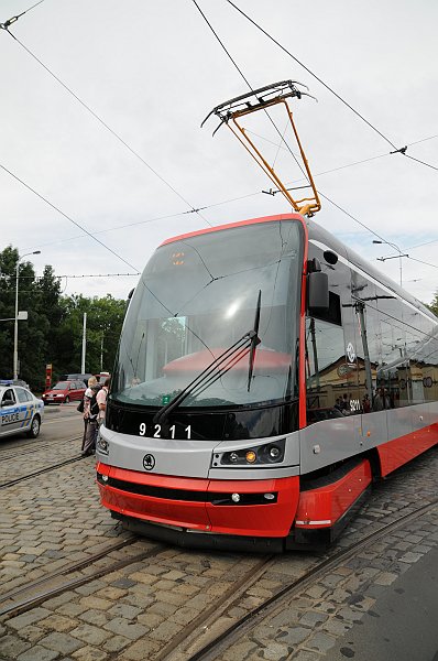 DSC_8392.JPG - Škoda 15T (obchodní název ForCity) je tramvaj vyvinutá plzeňskou společností Škoda Transportation pro Dopravní podnik hl. m. Prahy v letech 2005–2008. Při zadání a následně i konstrukci vozu byly zohledněny zkušenosti s provozem typu Škoda 14T v pražské síti. Provoz pětičlánkové tramvaje s neotočnými podvozky a pražské tramvajové sítě měl smíšené výsledky, především kvůli vysokému a nerovnoměrnému zatížení náprav na straně tramvaje a zároveň chybějícím přechodnicím a velkému podílu málo únosných tratí (především těch na BKV panelech) na straně kolejové sítě. Proto bylo v krátké době vypsáno výběrové řízení na nový typ tramvaje, který by měl podvozky otočné