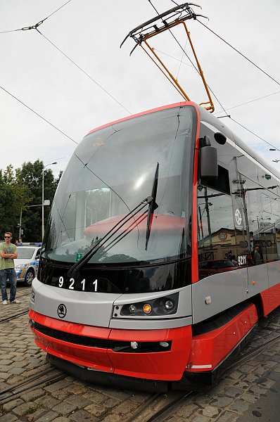 DSC_8393.JPG - Tramvaj 15T má proto tři články nesené čtyřmi otočnými podvozky, z toho dvěma krajními a dvěma Jakobsovými mezi články. Uspořádání tak zvenku připomíná článkové tramvaje Tatra KT8D5, Düwag GT8, Vario LF3, případně i vozidla linky M1 budapešťské podzemní dráhy, ale konstrukčně se od nich velmi liší. Velmi krátké převisy krajních článků umožnily zkonstruovat čela tramvaje v plné šířce vozidla, aniž by při průjezdu obloukem vybočovala z průjezdného průřezu podobně jako vozy KT8D5 nebo Vario LF. Do tramvaje vedou jedny jednokřídlé dveře pro řidiče a šest dvoukřídlých pro cestující.