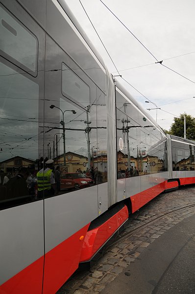 DSC_8395.JPG - Prostor pro cestující tramvaje Škoda 15T je plně nízkopodlažní s výškou podlahy pohybující se mezi 350 a 450 mm nad temenem kolejnice. Výškové rozdíly vyrovnávají šikmé rampy. Sedačky pro cestující jsou v celém voze rozmístěny příčně v systému 2+1, většina jich je otočená ve směru jízdy.