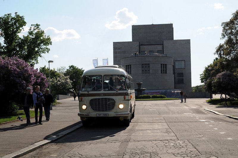 DSC_0225_1.jpg - Poslední historický vůz odjíždí z Vítkova, RTO Lux (1969). Řidič a majitel pan Šimek vezl do města plný autobus návštěvníků, kteří si chteli připomenout či jen vyzkoušet, jak se jezdilo "erťáky"