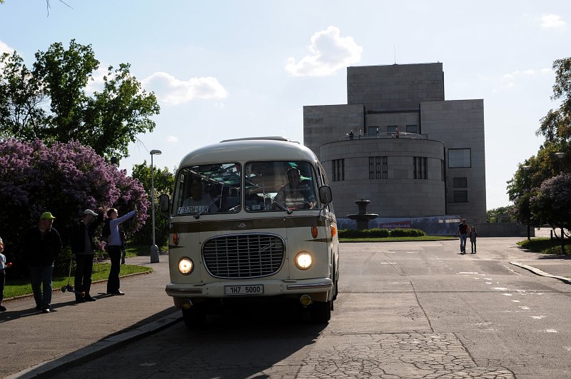 DSC_0238_1.jpg - Poslední historický vůz odjíždí z Vítkova, RTO Lux (1969). Řidič a majitel pan Šimek vezl do města plný autobus návštěvníků, kteří si chteli připomenout či jen vyzkoušet, jak se jezdilo "erťáky"