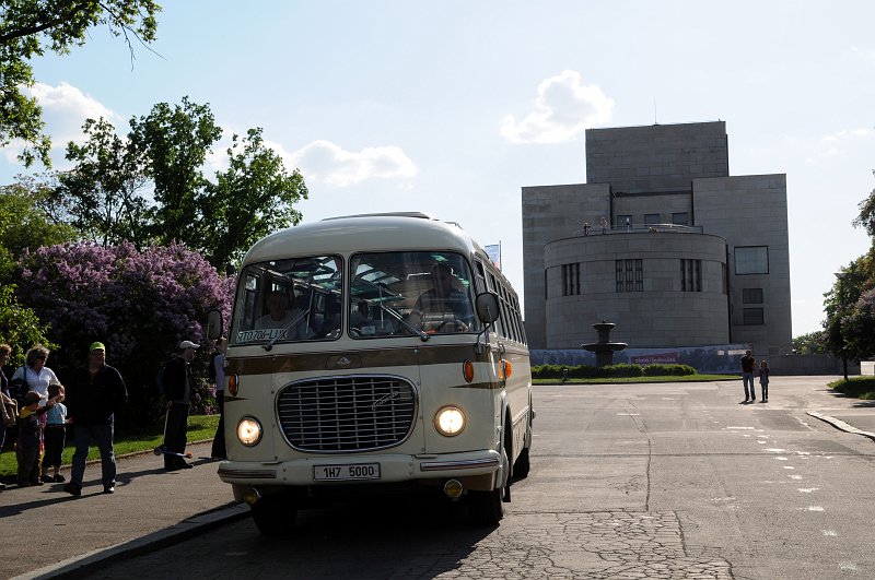 DSC_0240_1.jpg - Poslední historický vůz odjíždí z Vítkova, RTO Lux (1969). Řidič a majitel pan Šimek vezl do města plný autobus návštěvníků, kteří si chteli připomenout či jen vyzkoušet, jak se jezdilo "erťáky"