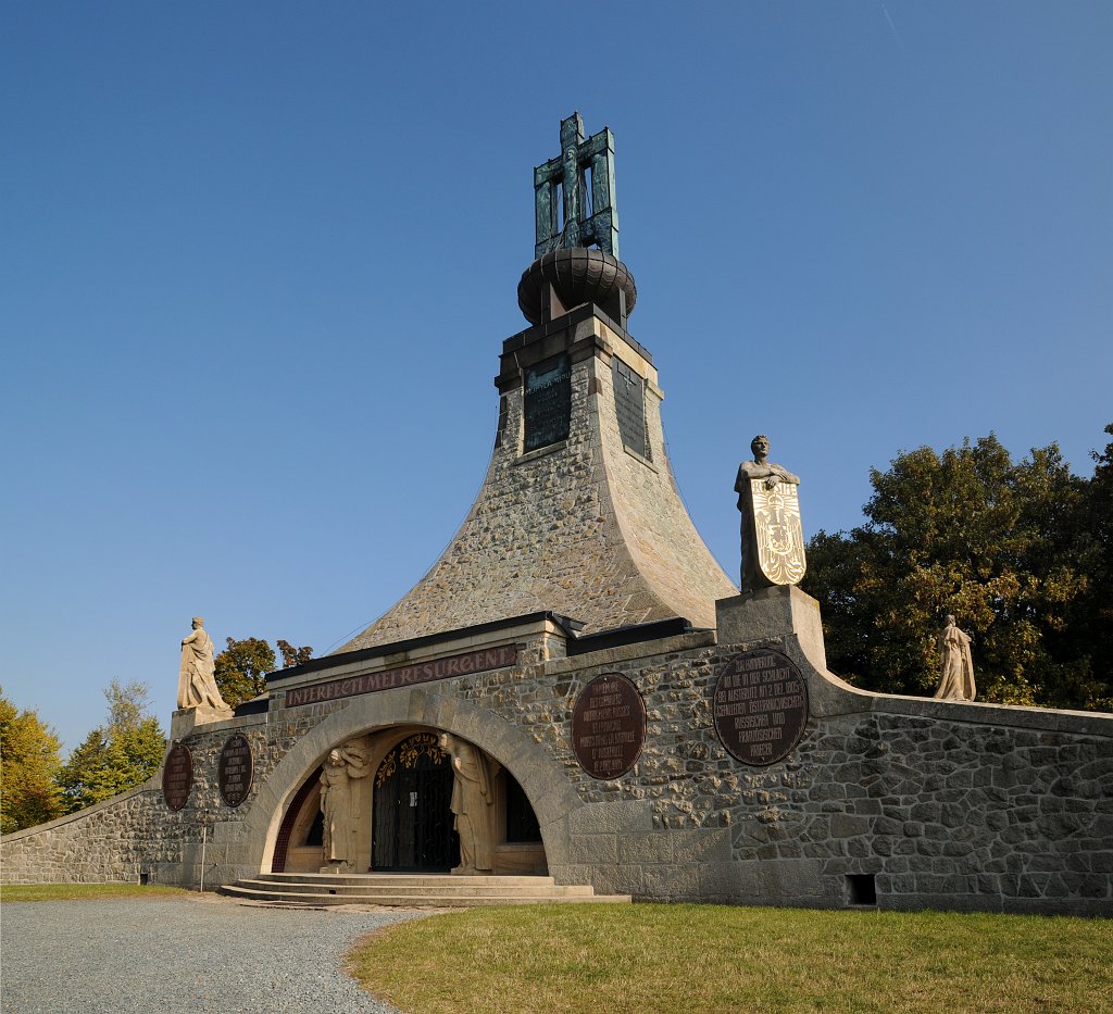 DSC_9069,70,1,2.jpg - Jako téměř pokaždé jsme se se zvířátky sešli, abychom si vychutnali "kulturní" zážitek. Tentokrát Kroky navrhl Mohylu míru u Slavkova.