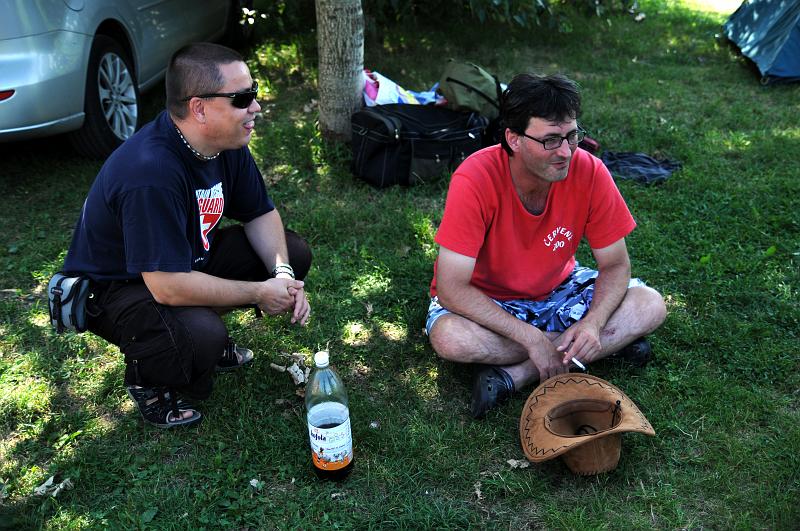 DSC_9056_1.jpg - Někdo by se měl zvednout a začít skládat ten párty stan...